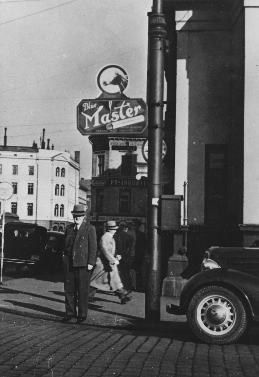 Skilt med reklame for Tiedemanns sigaretter Blue Master ved Østbanen i Oslo.