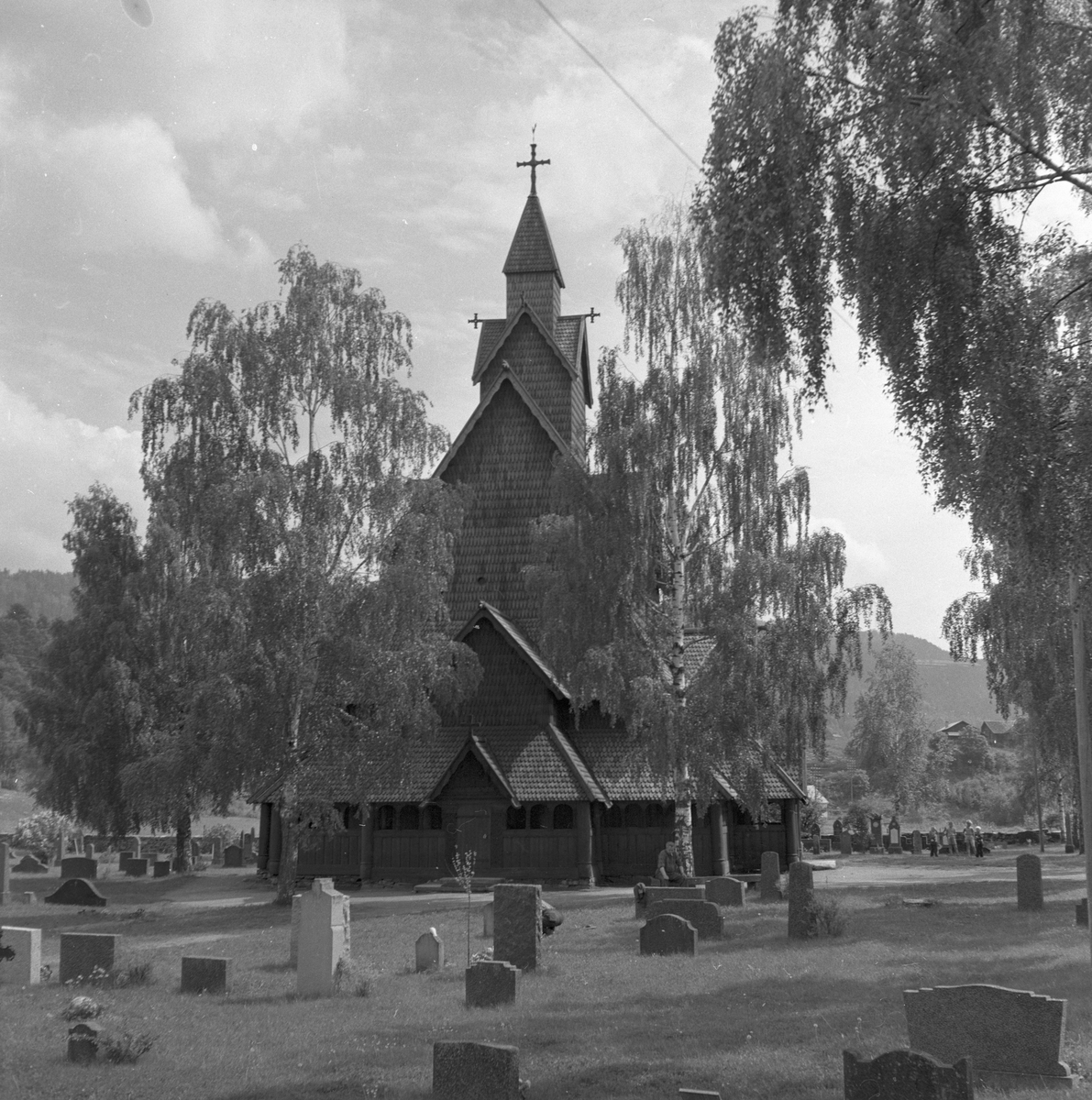 Heddal stavkirke med kirkegård, Notodden. Fotografert juni 1958.