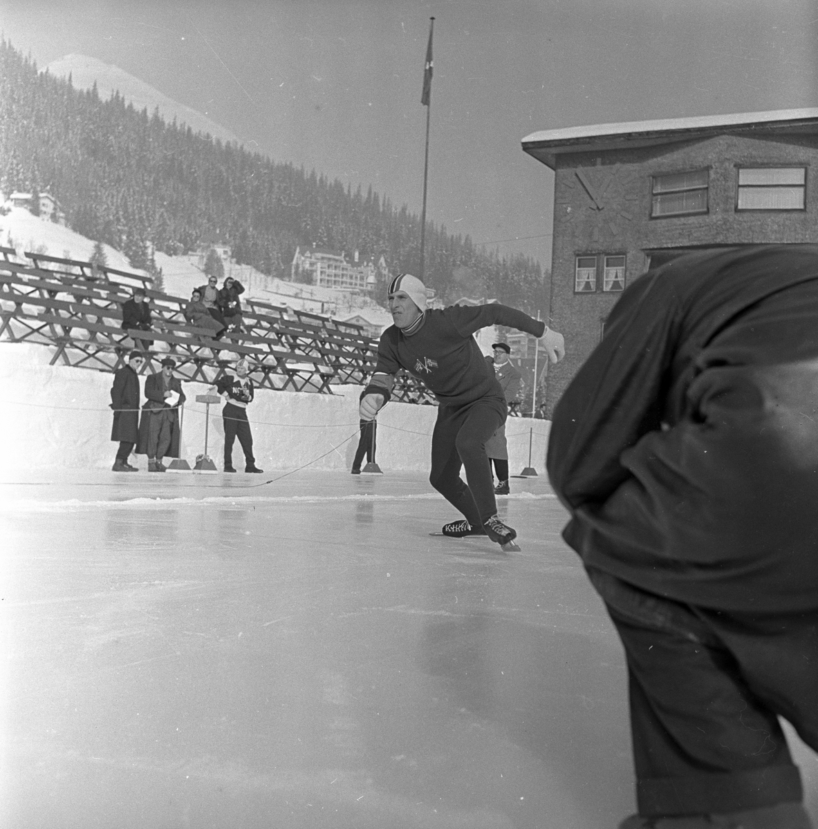 Ant Sverre Haugli fra den norske skøytetroppen går et på løp på banen i Davos.