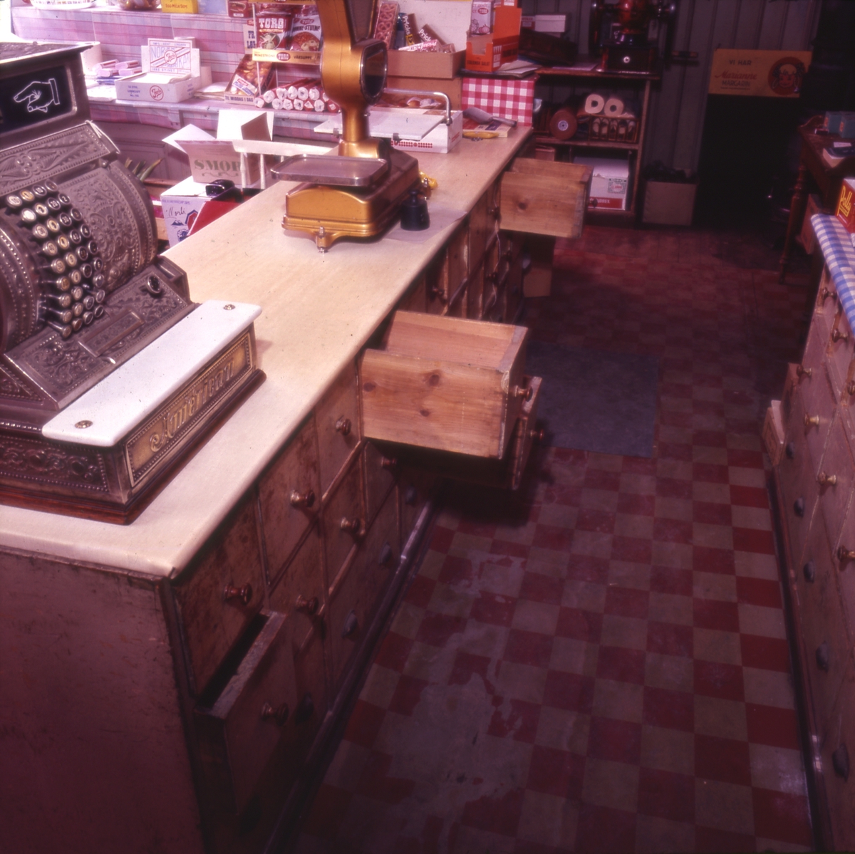 Detalj, skuffer i butikkinteriør. Johan N. Nordlies kolonialforretning, Vibes gate 13, Oslo, fotografert i 1968 før ny eier overtok. 
Butikken ble innredet i ca. 1900, kjøpt av Nordlie i 1921 og solgt til Johan Skarpholt i 1968. 
Det meste av inventaret ble kjøpt av Norsk Folkemuseum i 1968.