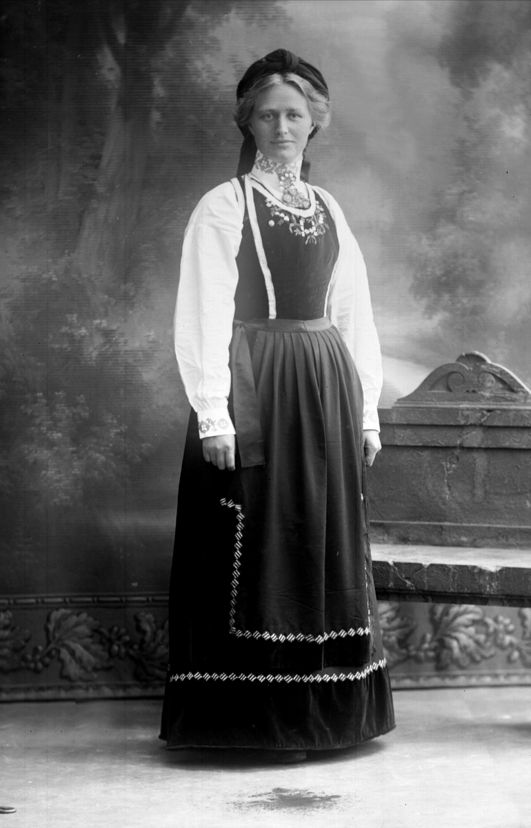 Portrett. kvinne med bunad. Thorbjørg Graver.