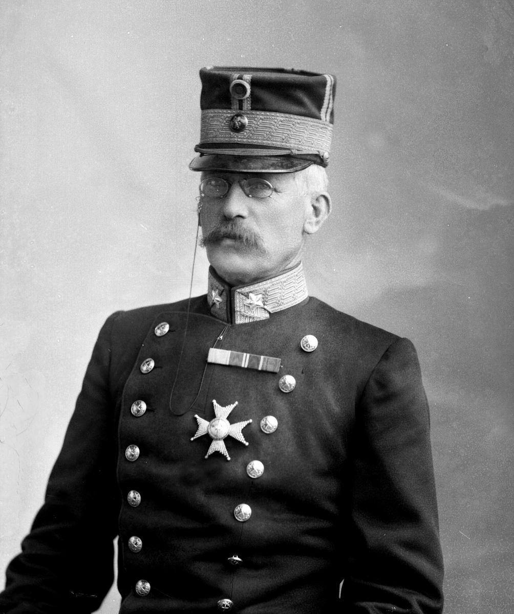 Portrett, Trygve Olavsøn Klingenberg (1842-1932), i uniform som generalmajor som reglementert fra 1899.