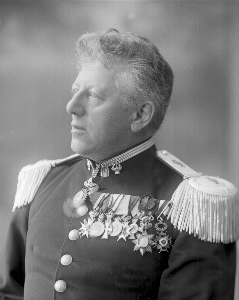 Portrett, Ole Olsen i uniform som major ved infanteriet og musikkinspektør for armeen som reglementert fra 1894 til 1910.