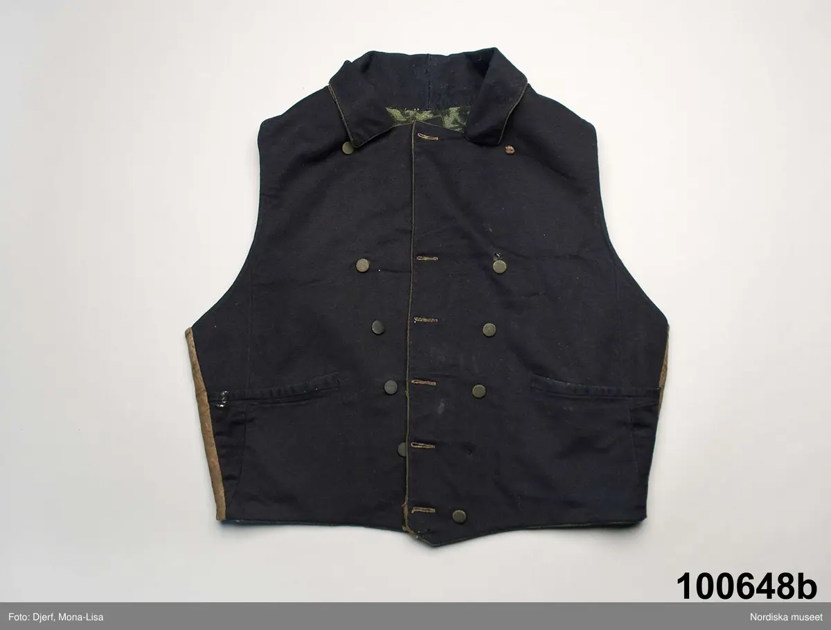 Huvudliggaren (år 1904-1905):
"100.648 a-c Brudgumsdräkt (1830-talet). Tröja, väst och byxor. Av mörkblått kläde. Tröjan och västen fodrade med ylle i grönt och svart, tryckt mönster, byxorna med 'smaik' lucka. Skåne Albo hd Andra-rums sn. Ink. 1904 2/9 Reimer P. L., skollärare, Järstorp, Lövestad. 10:- Bil. Reimer 9"