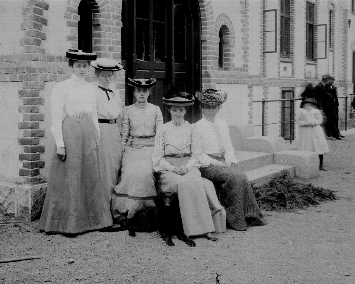 Gruppeportrett, gruppe kvinner utenfor inngangen til murbygning, Sophies Minde.  Skole-vanførehjem, i bygg fra 1801.