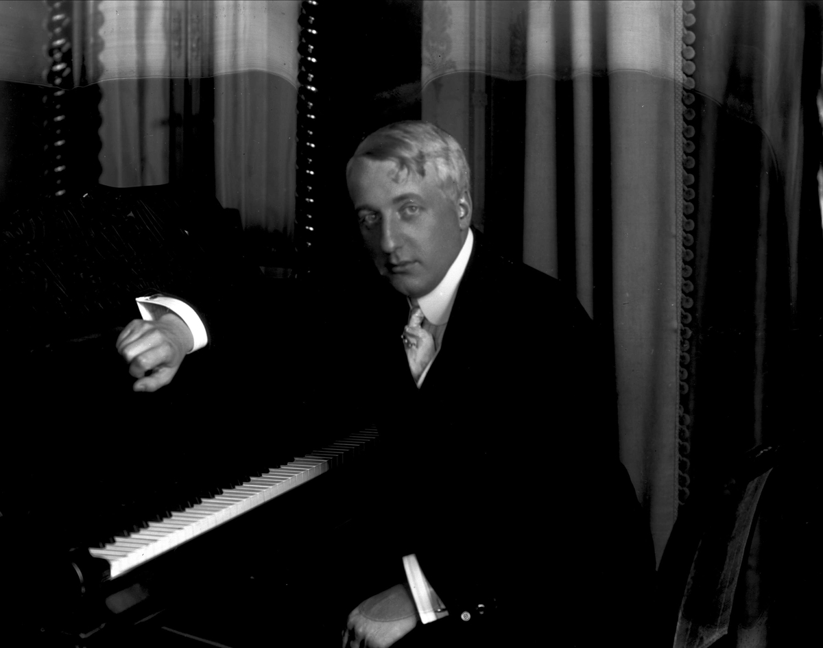 Portrett, dirigent og musiker Birger Hammer.