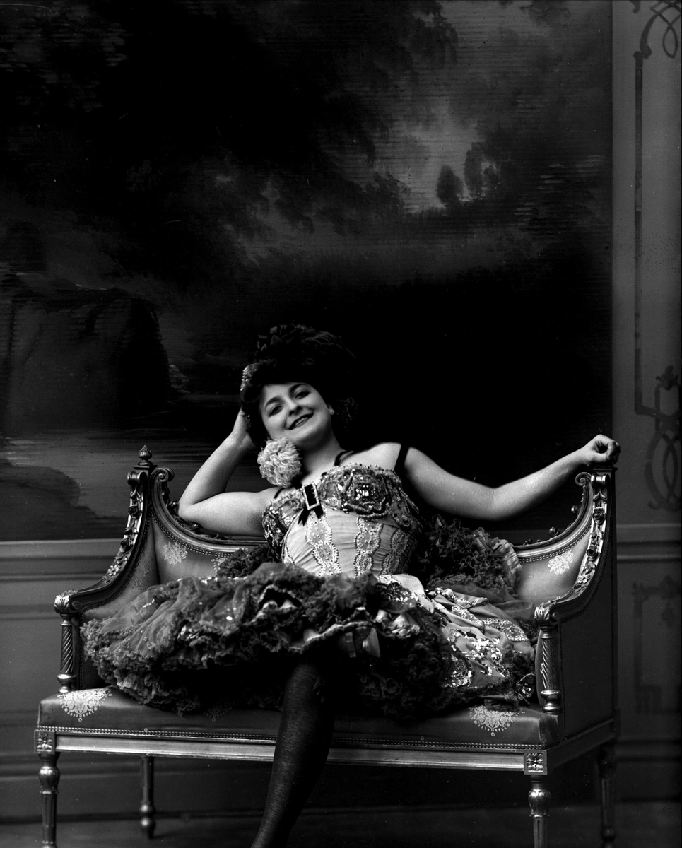 Portrett, danserinnen mademoiselle Ydette-Jolie.
25.5.1906