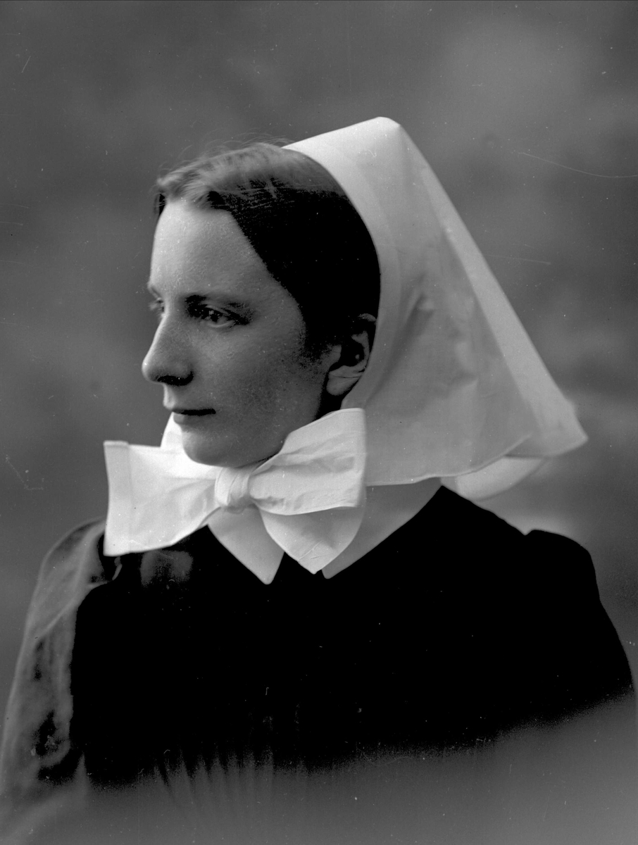 Portrett, sykepleier. Søster Bertha Løken.