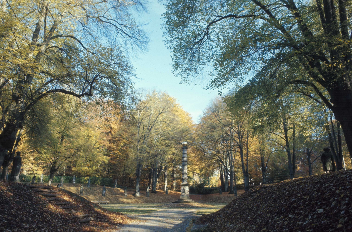 Statue i Nordmandsdalen på Fredensborg slott, Danmark. Fotografert 1968. Seiersstøtta av "Norsk Aggerhusisk marmor" med stor messingkule på toppen. 