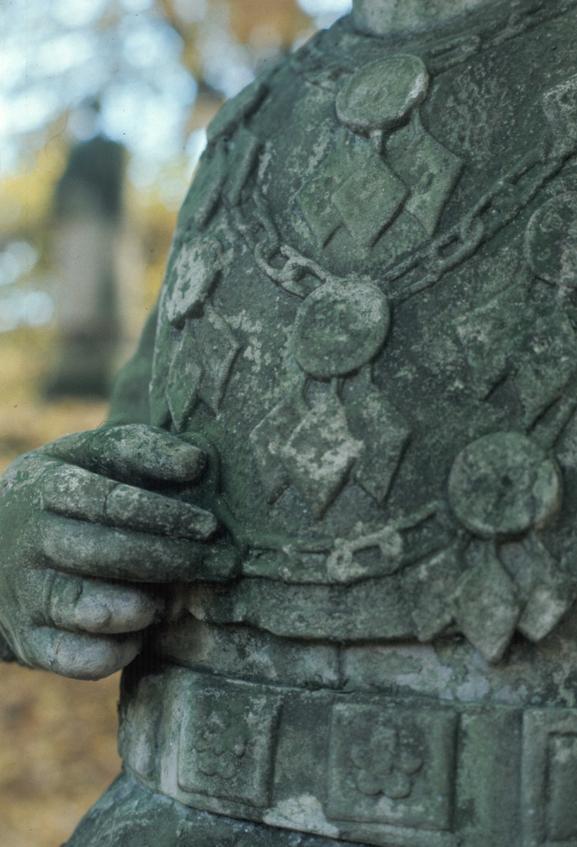 Statue i Nordmandsdalen på Fredensborg slott, Danmark. Fotografert 1968. Detalj av drakt fra Fana, Hordaland.