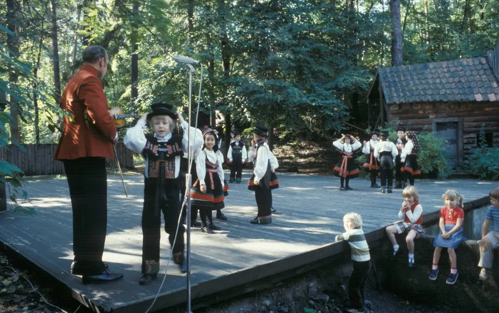 Norsk Folkemuseums dansegruppe, Barneleikarringen, på Friluftsteateret, bygning nummer 349, i 1979. Prinsesse Märtha Louises første offentlige opptreden i dansegruppen.
