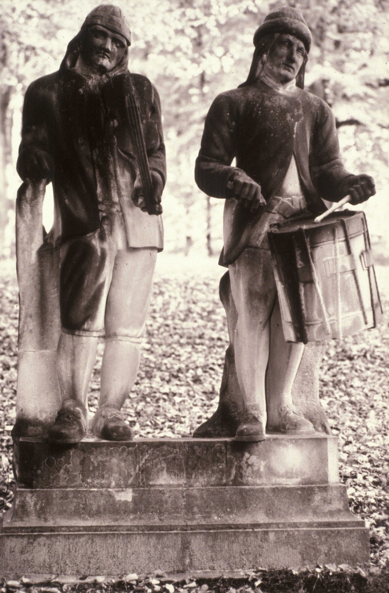 Statue i Nordmandsdalen på Fredensborg slott, Danmark. Fotografert 1968. Drakter fra Fana, Hordaland.