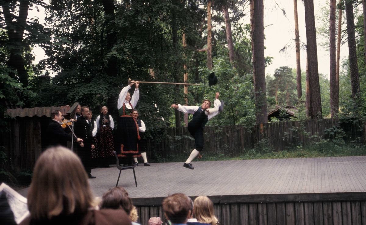 Fra Setesdalsuka,  på Norsk Folkemuseum, fra  6.-12. juni i jubileumsåret 1994.Norsk Folkemuseums dansegruppe danser på Friluftsteateret, bygning nummer 349