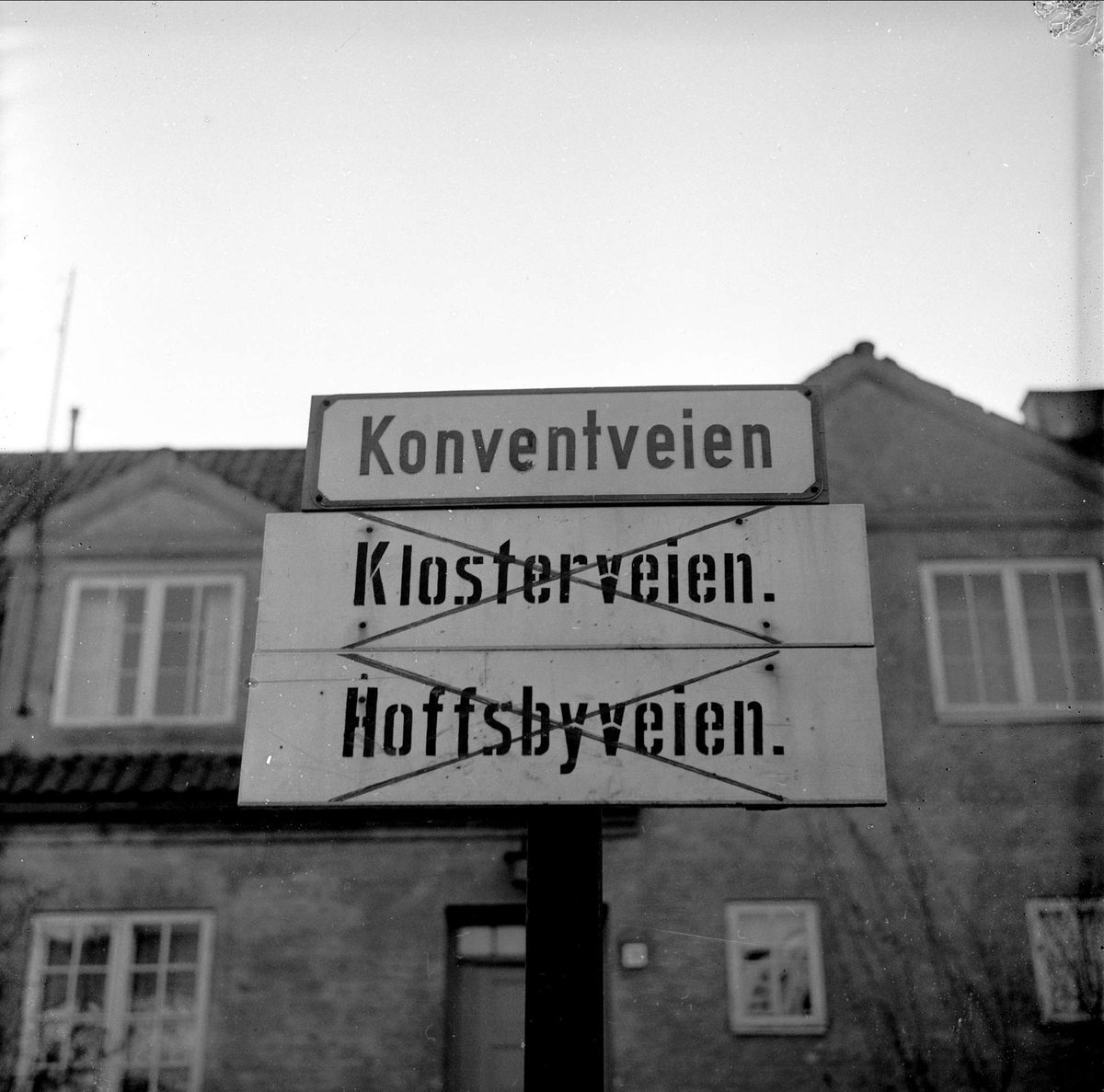 Gateskilt, Konventveien, Oslo, april 1956. To ant. tidligere navn strøket over.