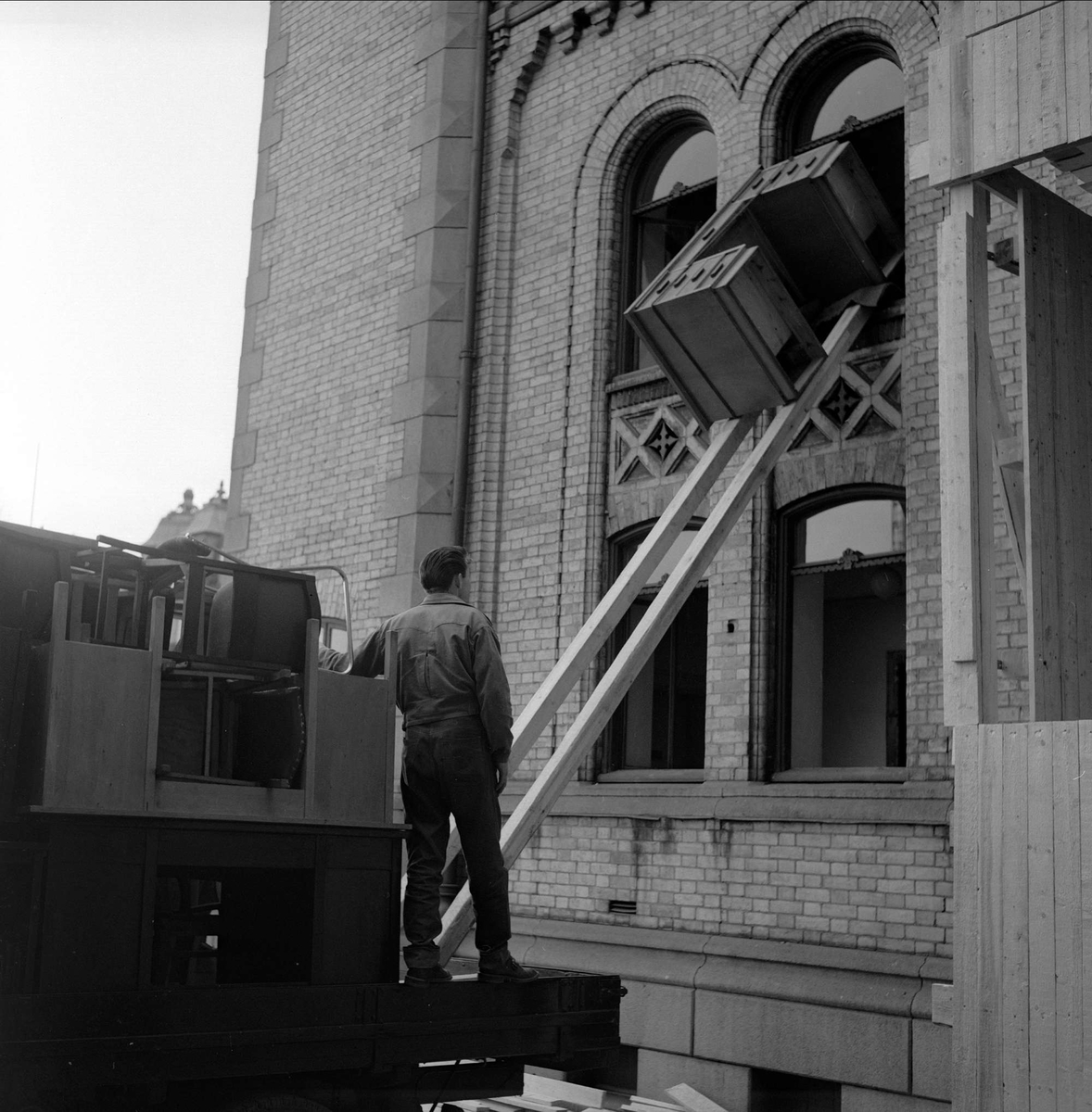 Møbelflytting fra Stortinget, Oslo, våren 1956.