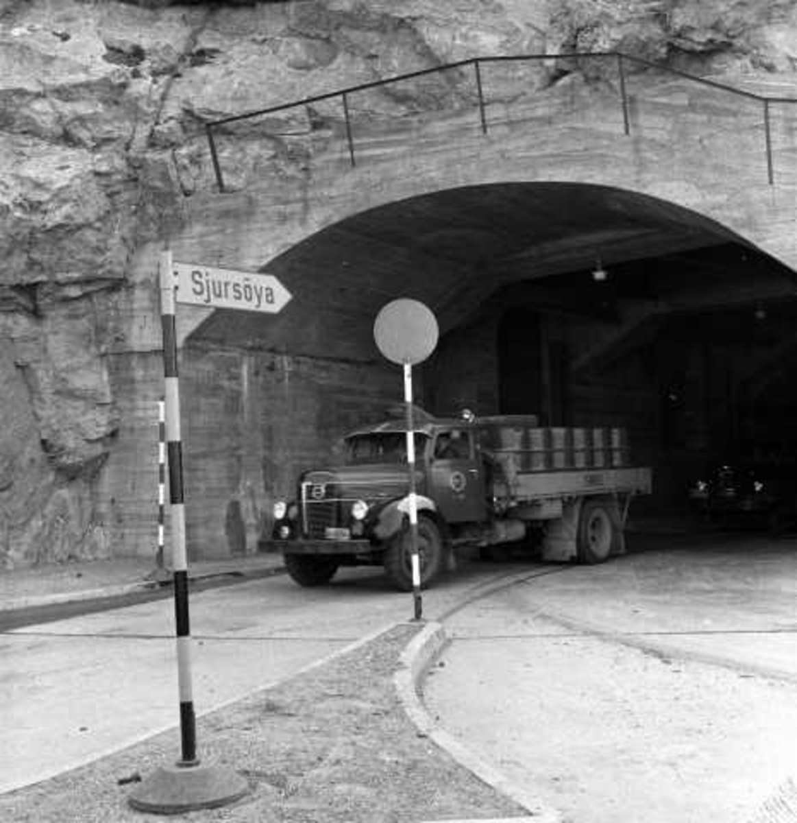 Lastebil av typen Volvo 1946-53 modell, antakelig. Kjører ut av tunnel til Sjursøya i Oslo i 1956.