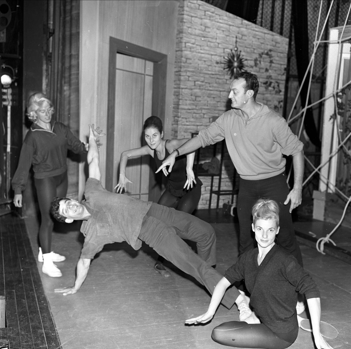 Dansegruppe på scene, august 1963. Fra Edderkoppen teater, Oslo?