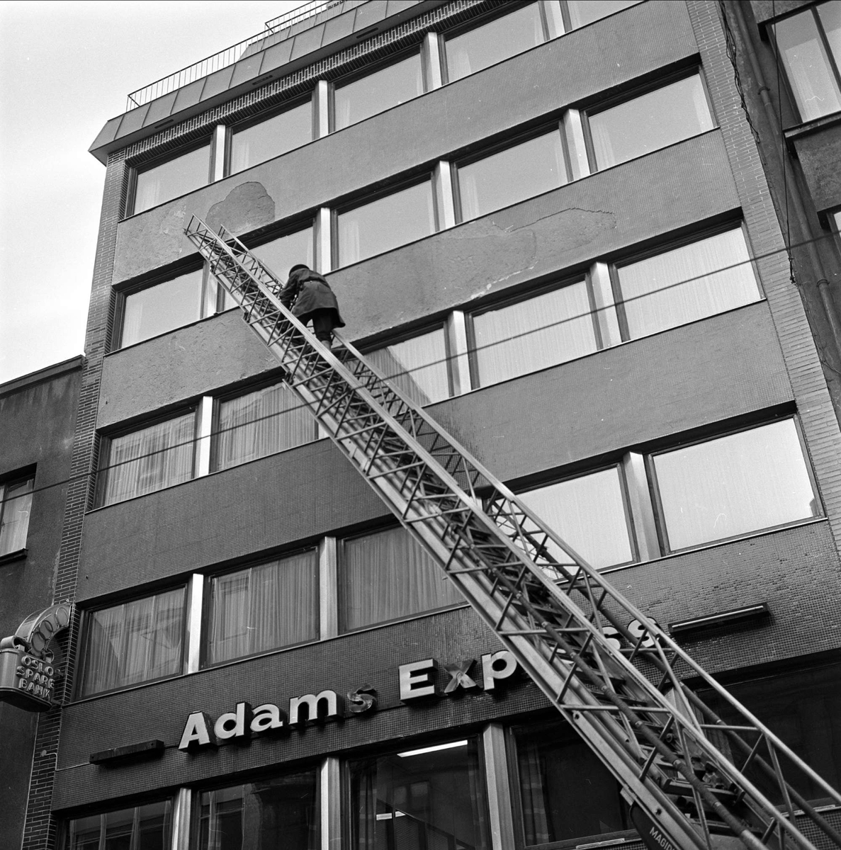 Murpuss falt av bygning i Akersgata, Oslo april 1963.