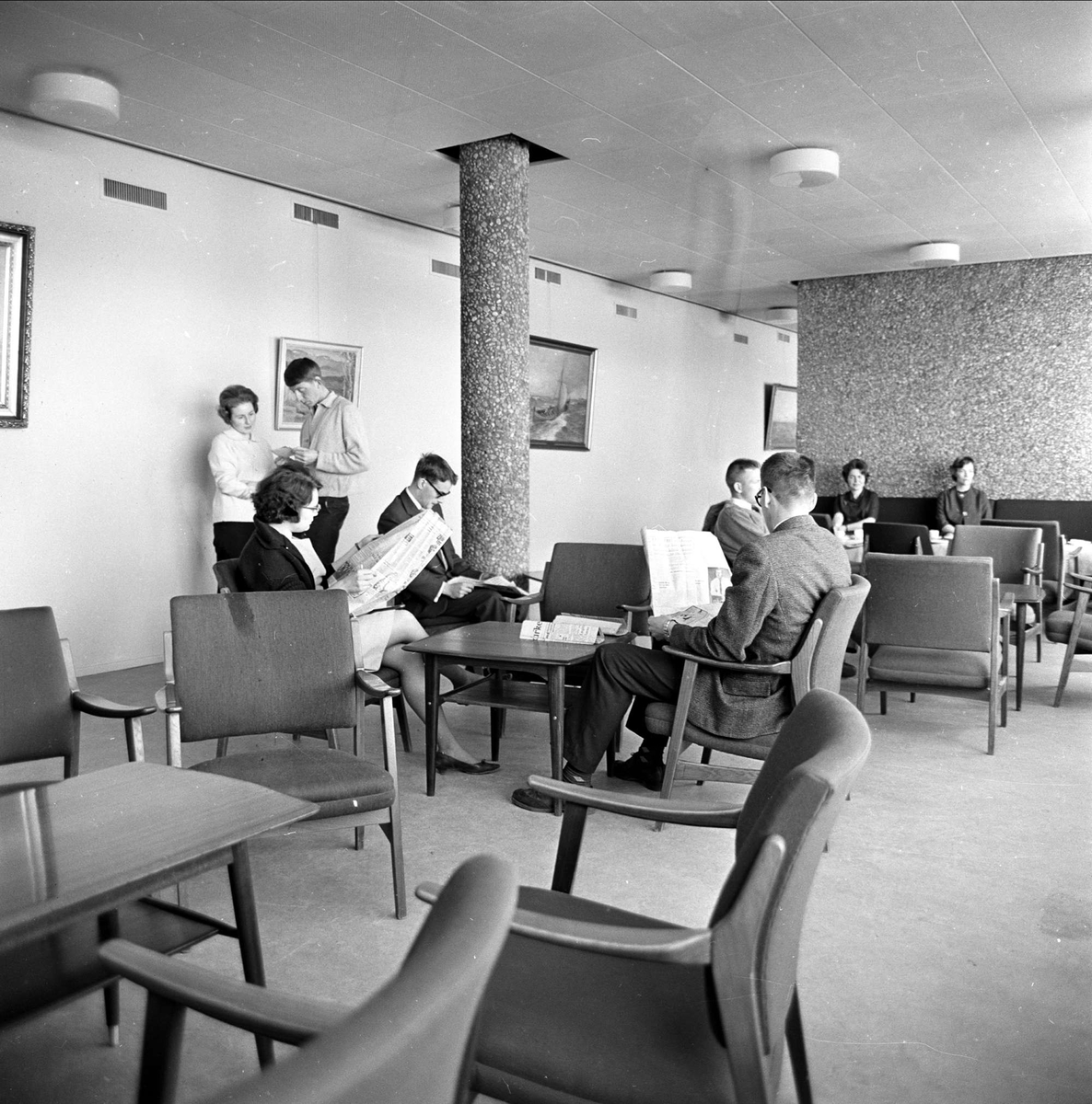 Nord-Norges studenthus, studenter sitter i oppholdsrom, Oslo april 1963.