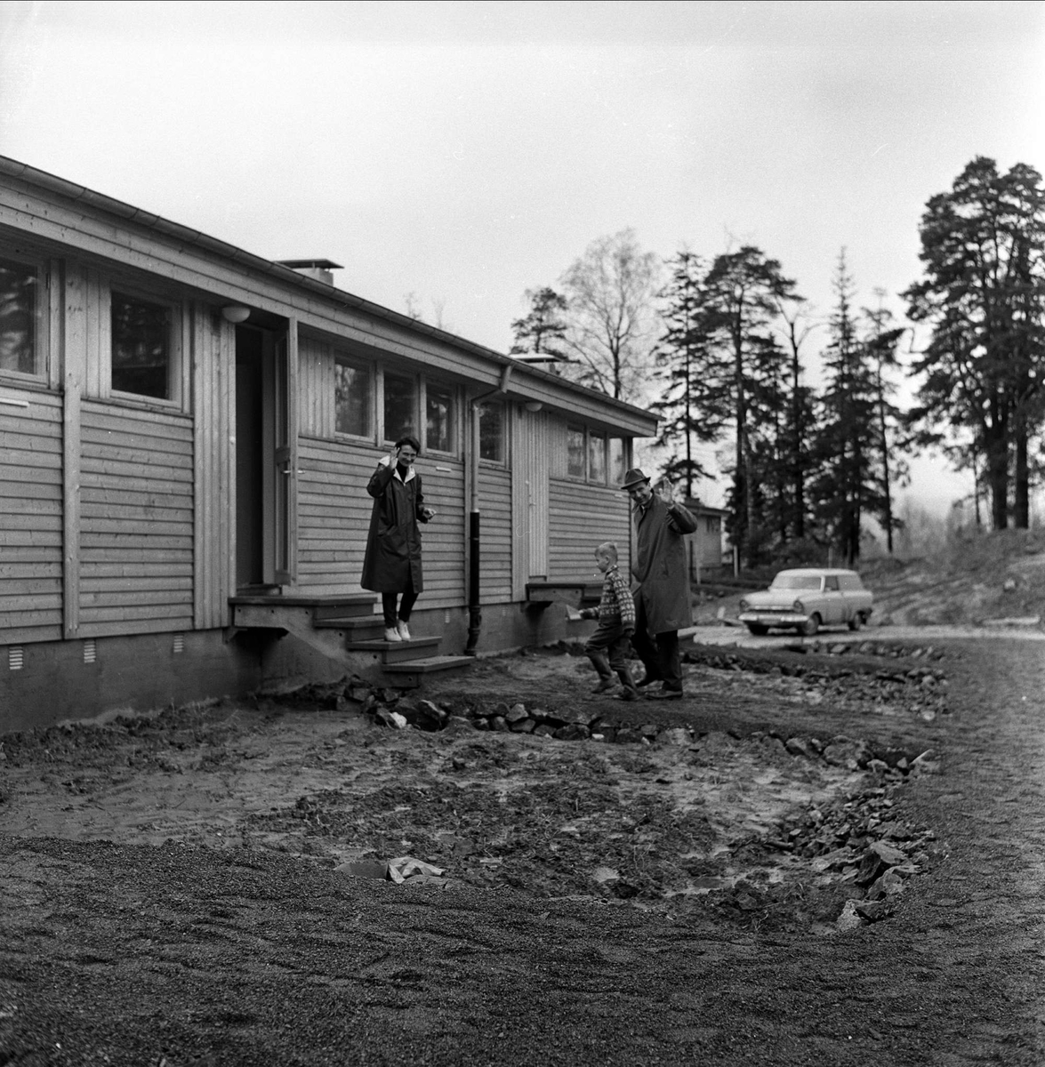 De første innflytterne foran hus på Tveita, Oslo, 16.10.1964.