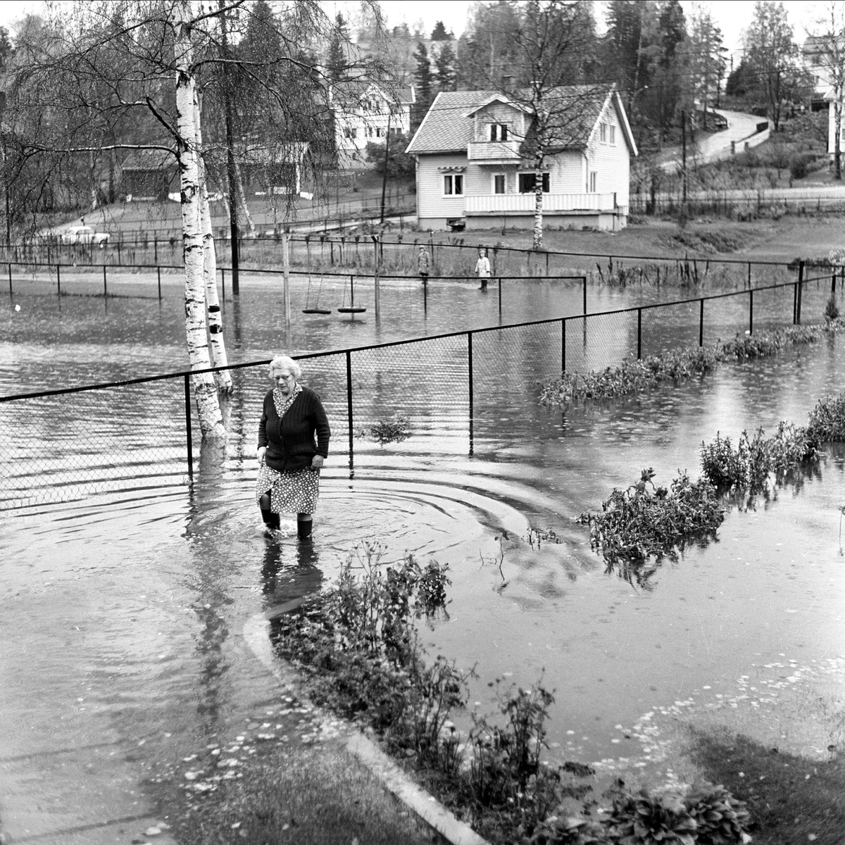 Flom på Høybråten. Hus ved vann med gjerder, person vasser. Oslo 14.10.1964.