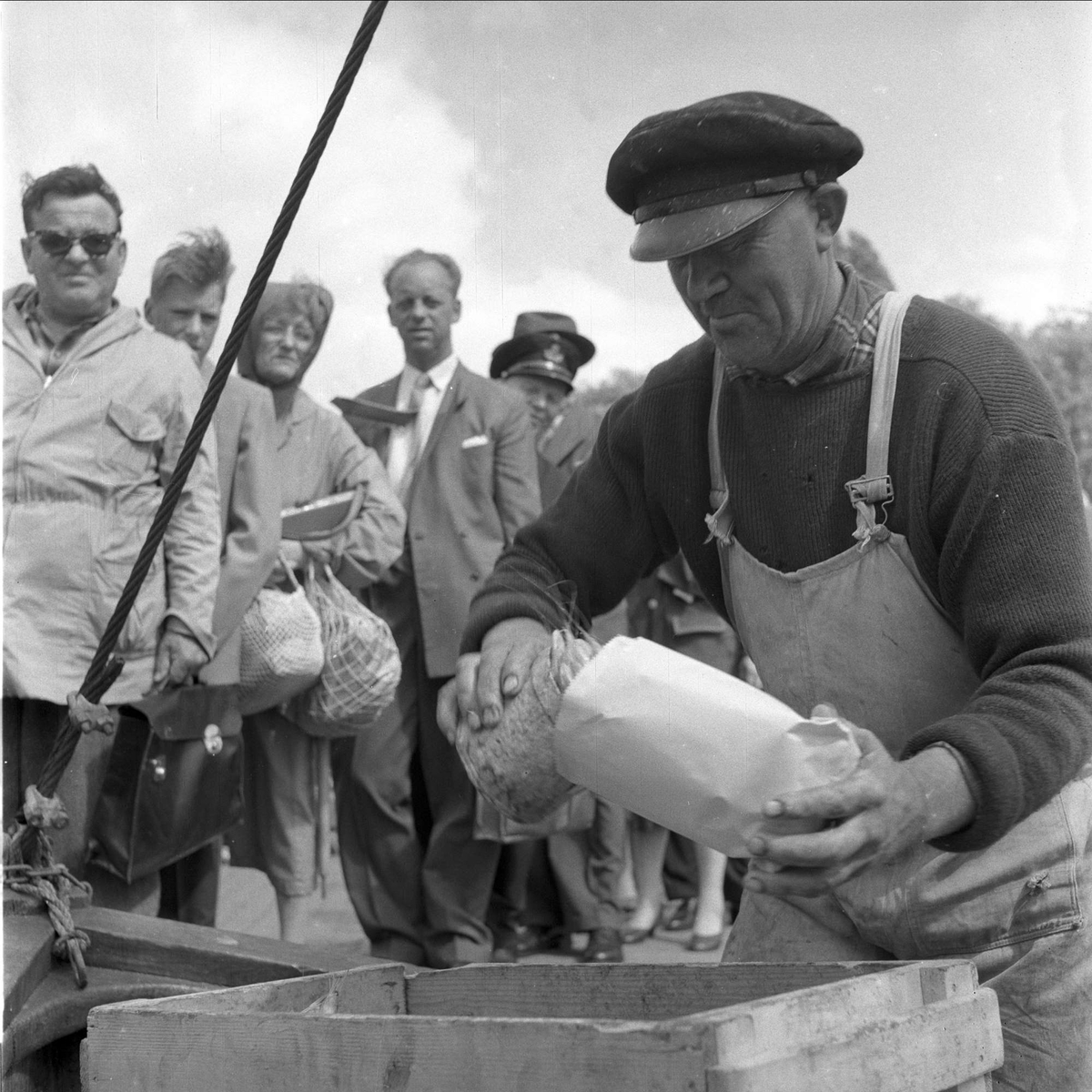 Reketrålere ved kai, selger fangst, Oslo, juli, 1958.