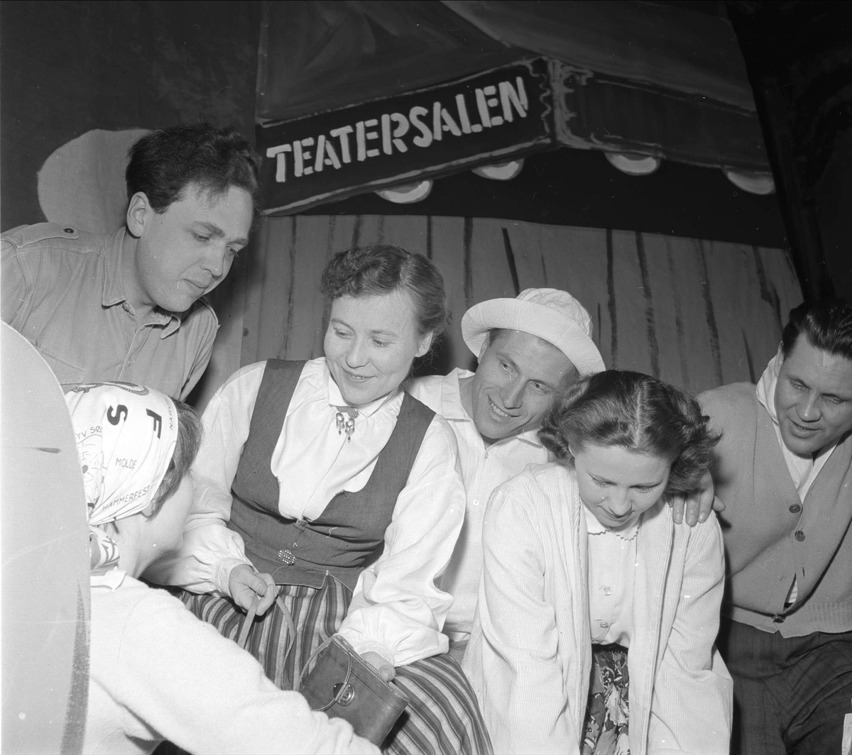 Gruppebilde. Mars 1954. Bygdelag. Teatersalen, ant. fra stykket "Rundreise".
