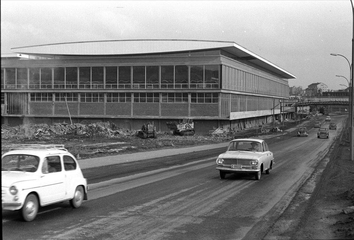 Norges Varemesse, Oslo, Sjølystveien, mars 1962, bygningen sett fra veien, biler.