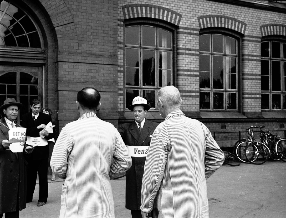 Stortingsvalg ant. Oslo 12.10.1953. Utdeling av stemmesedler.