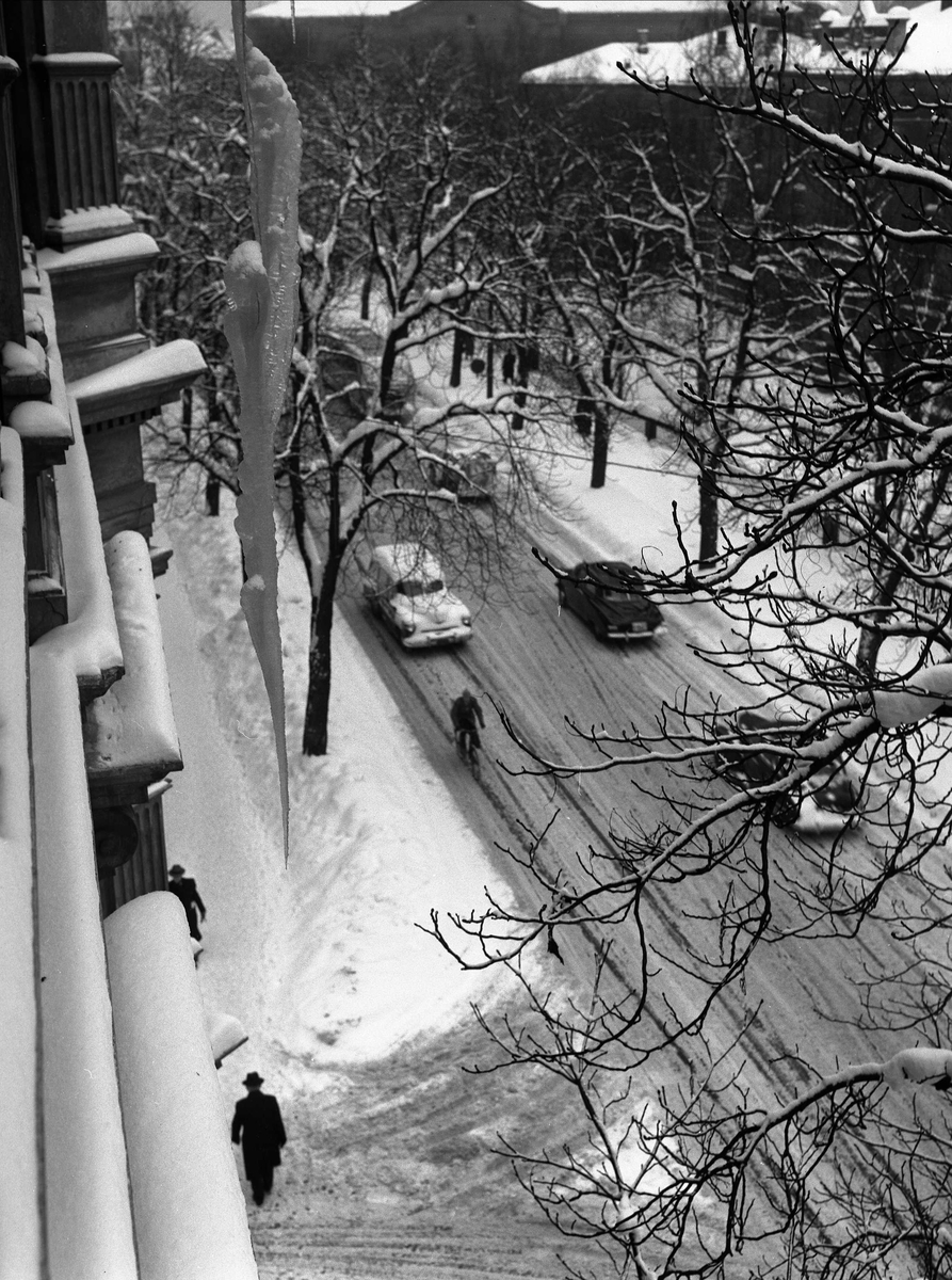 Niels Juels gate, Oslo, 01.03.1954. Gatebilde, vinter og istapper.