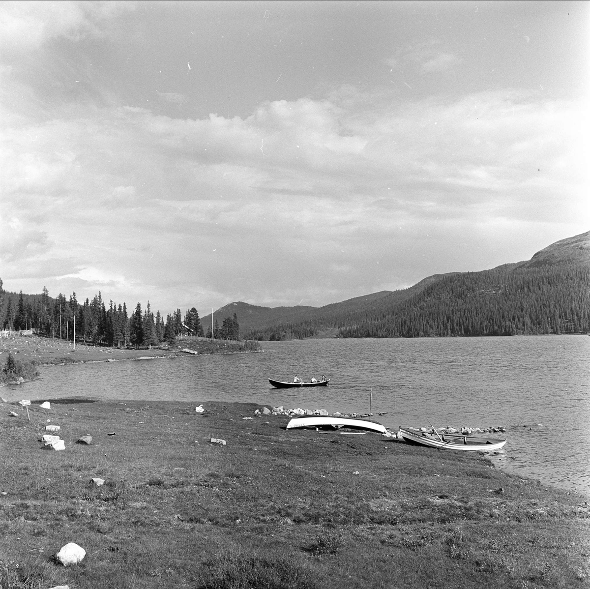 Kampesæter, Jotunheimen. Nord-Fron, Oppland, 20.06.1961. Vann med robåter.