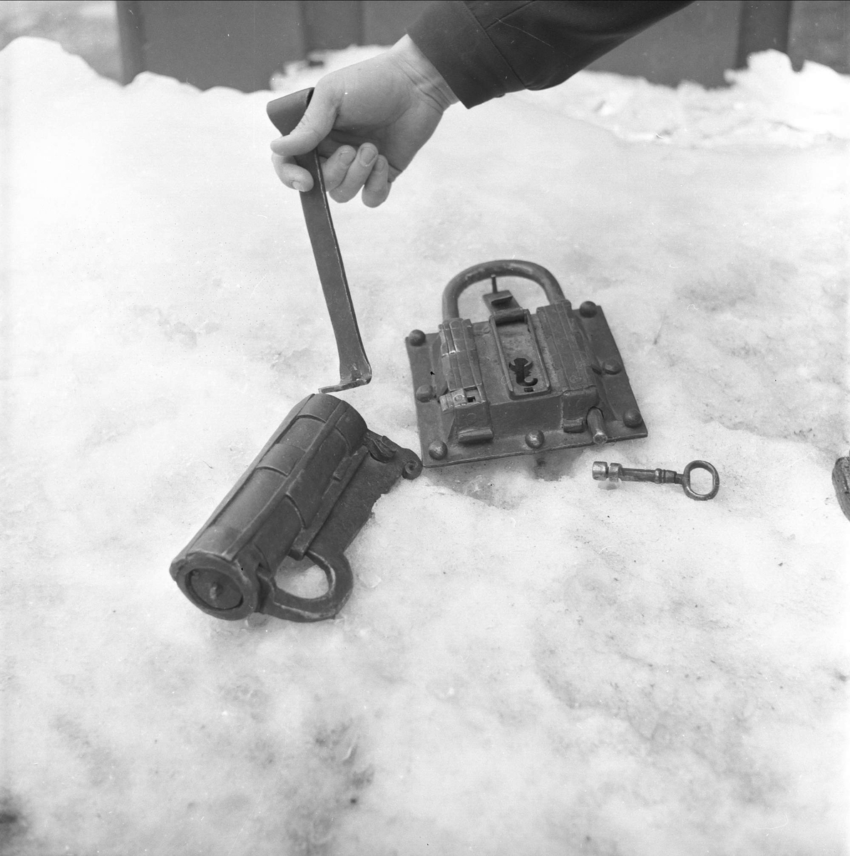 Oset Høyfjellshotell, Gol, Buskerud, 17.04.1960. Gjenstander. Gamle låser.