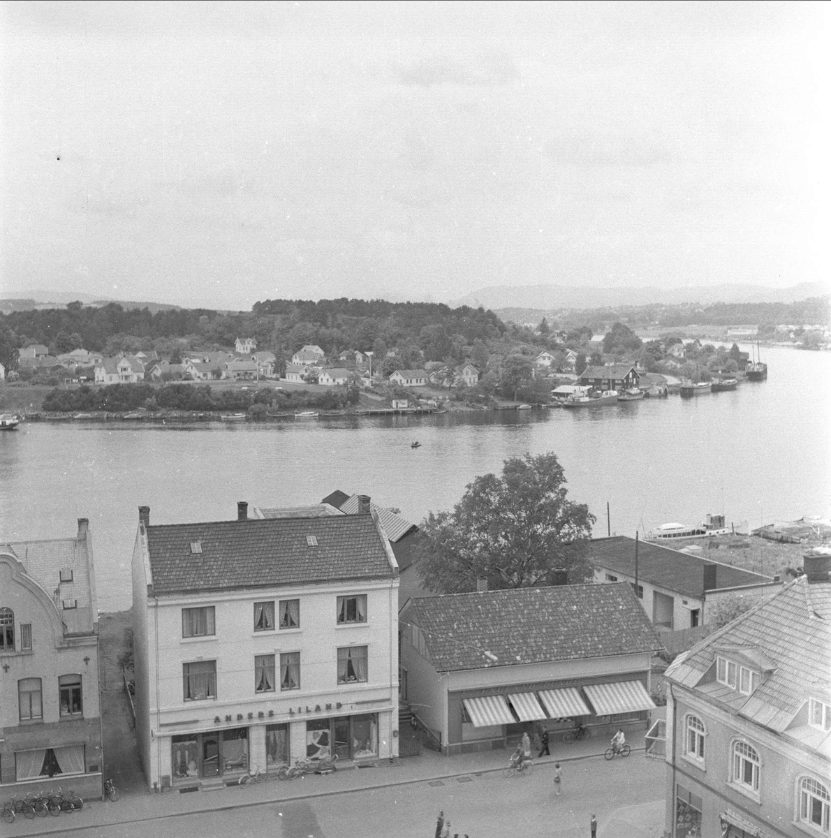 Porsgrunn, Telemark, 12.01.1957. Bygninger mot elva.