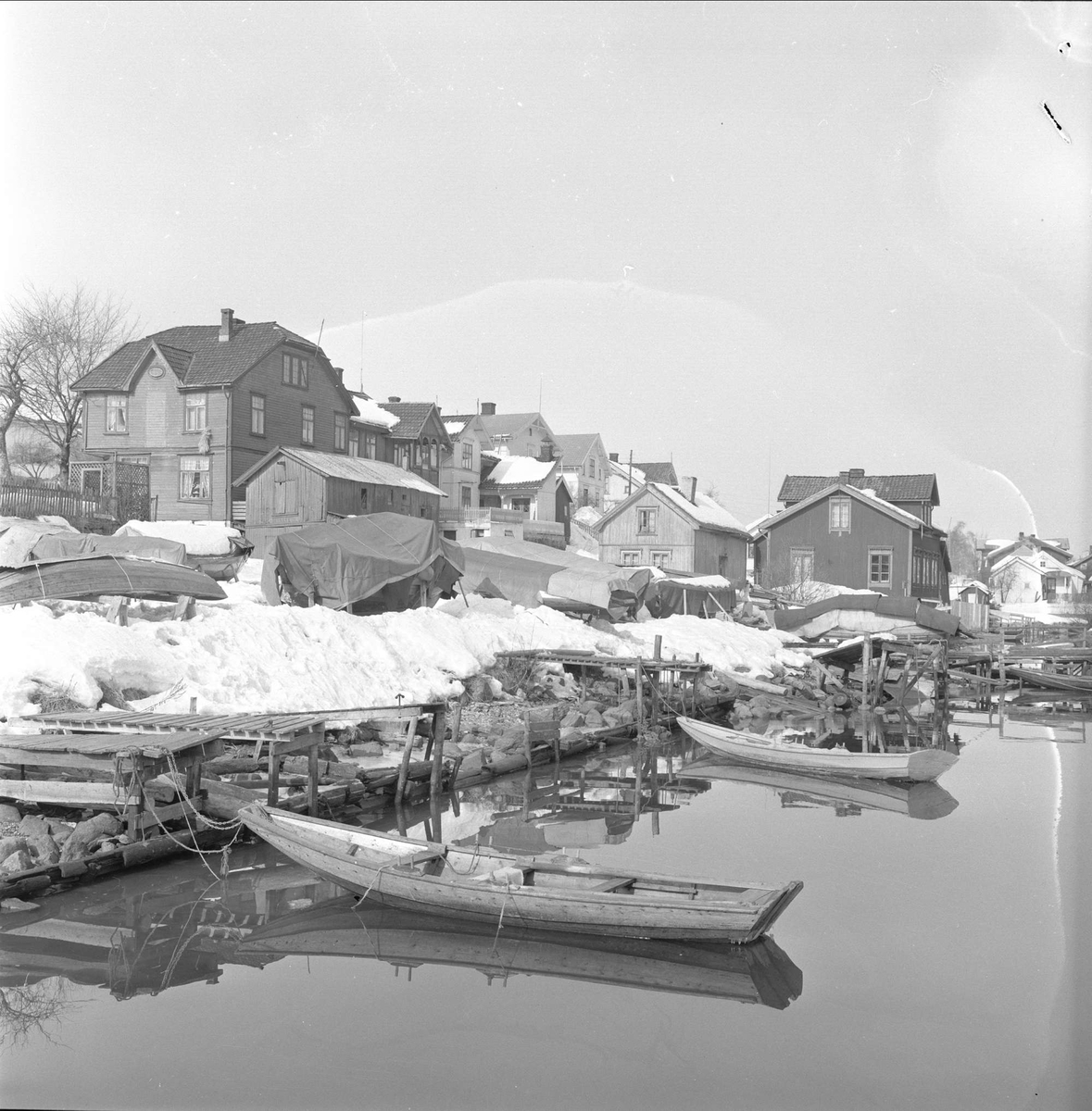 Skien, Telemark. Båter, brygger og boliger.