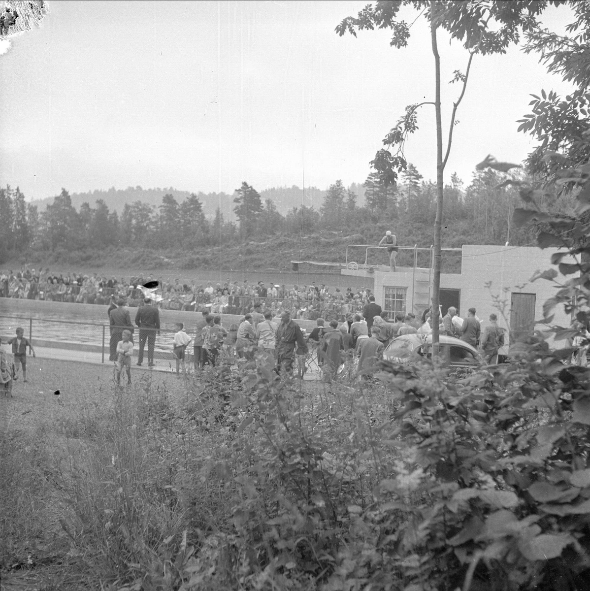 Slemmestad 12.07.1954. Mennesker rundt svømmebasseng.