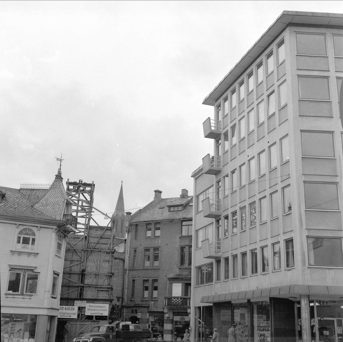 Stavanger, Rogaland, oktober 1957. Morgenbladets gård. Bilen skal være en Chevroet lastebil 1954-modell.