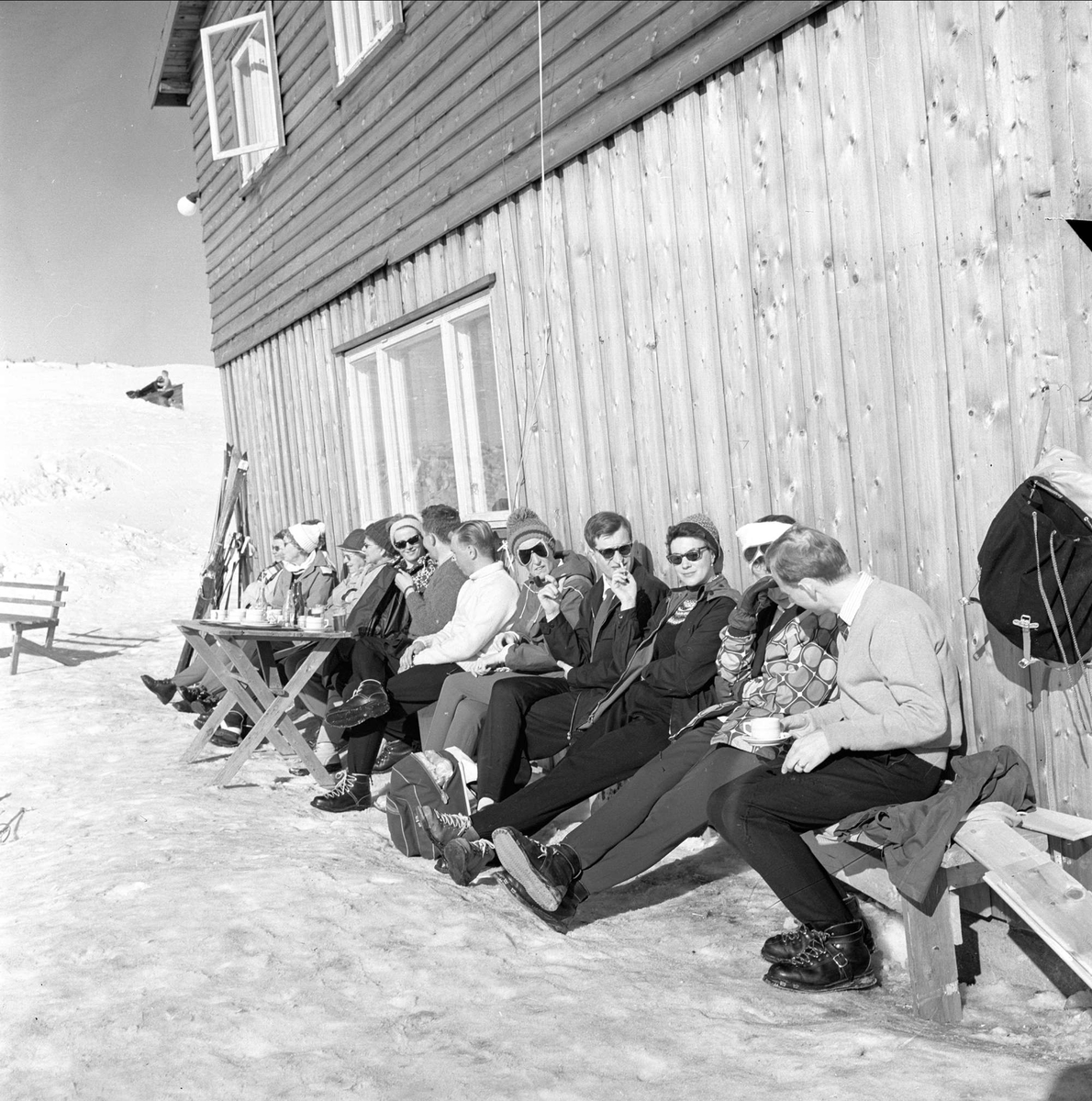 Øyer, Oppland, 25.03.1964. Skiturister  i solveggen på Pellestova.