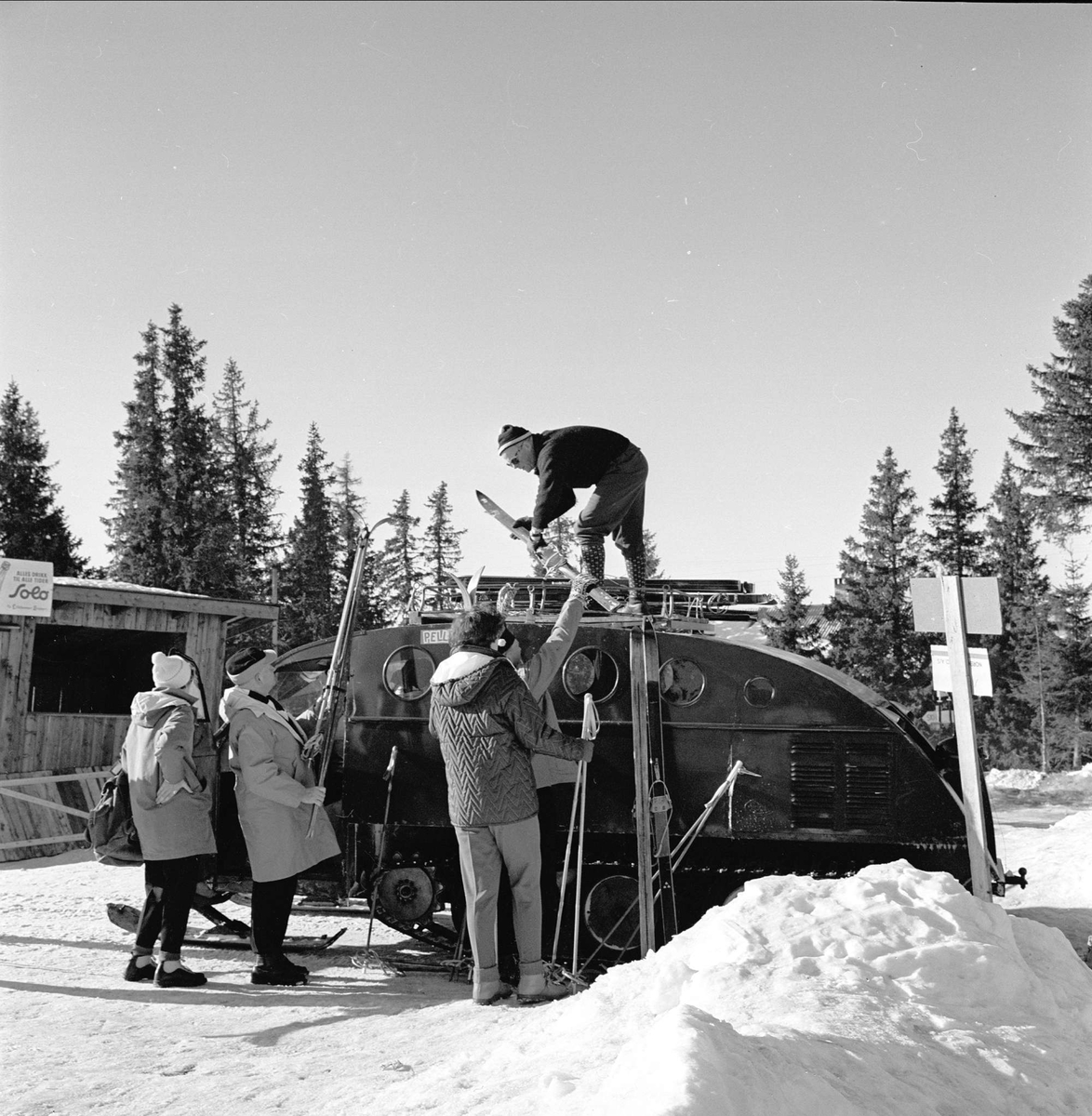 Øyer, Oppland, 25.03.1964. Skiturister og snøbil på Pellestova.
