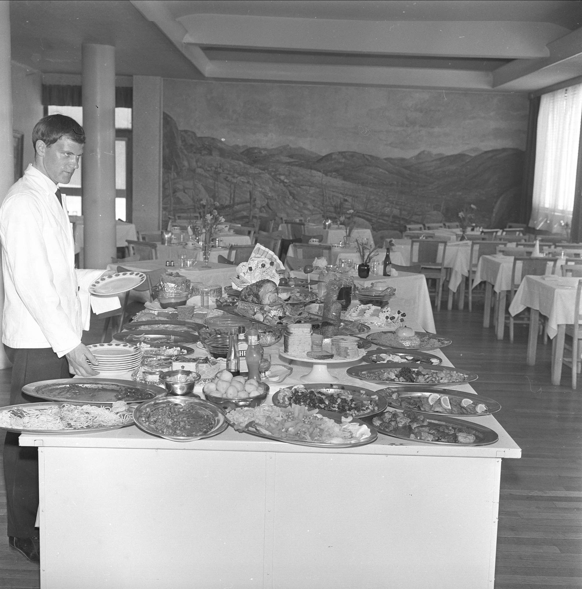 Sjusjøen, Ringsaker, Hedmark, april 1963. Koldtbord med servitør i spisesal, restaurant.