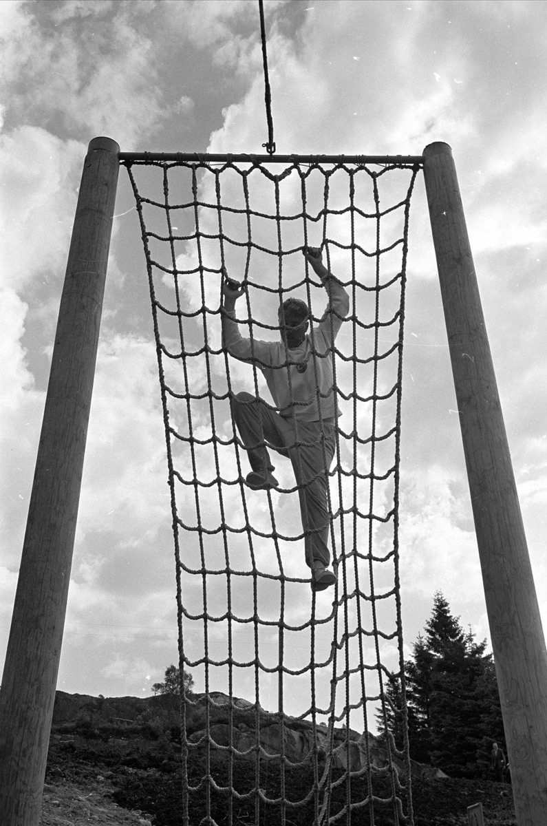 Håkonsvern, Bergen, 05.06.1963. Trening, klatring.