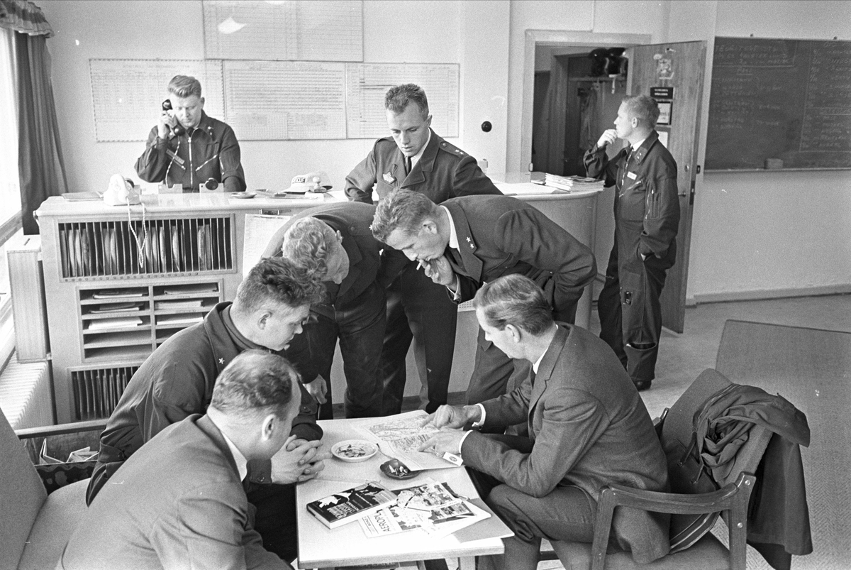 Glomfjord, Meløy, oktober 1965. Artikkel om mann fra Glomfjord-raidet, John Fairclough. Menn i resepsjon.