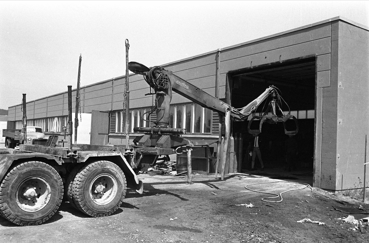 Kongsvinger 22.02.1967. Løfteanordning bak en lastebil foran industribygning.