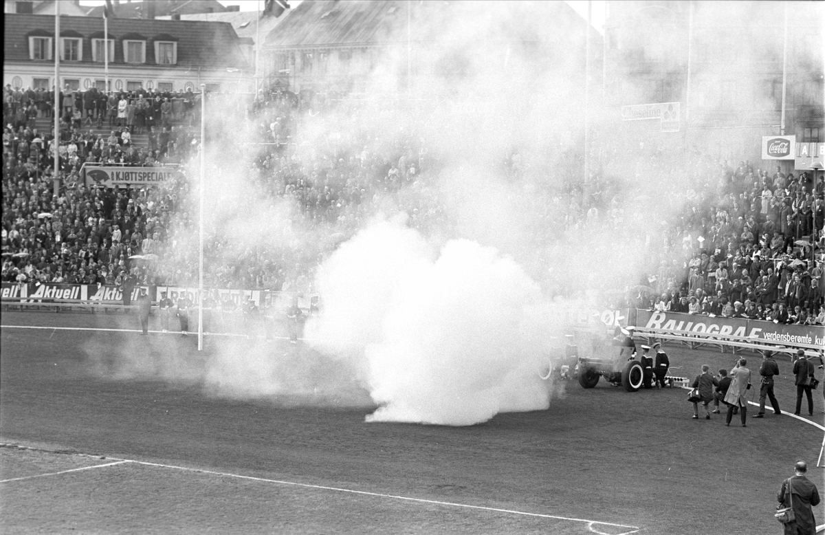 8.mai feiring 1965, 20-års jubileum.
Fra Oslo, 08.05.1965. Sterk røykutvikling på Bislett Stadion