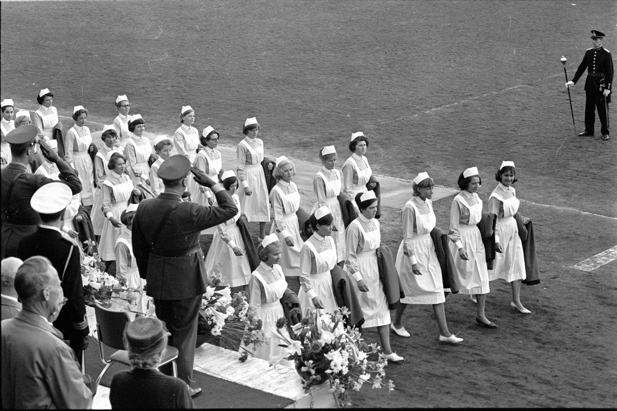 8.mai feiring 1965, 20-års jubileum.
Fra Oslo, 08.05.1965. Sykepleiere marsjerer på Bislett stadion.