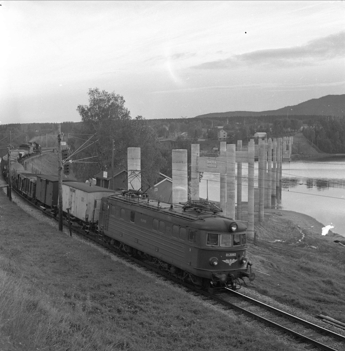 Minnesund, Akershus, 30.09.1957. Minnesundbrua. Tog og brubygging. Nordsida.