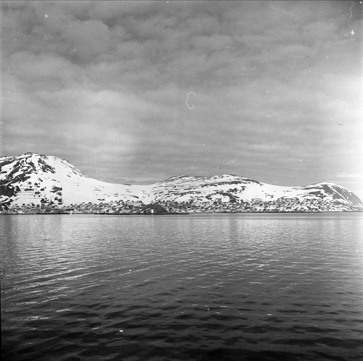 Nord-Norge, april 1963. Fra Hurtigruta. By og landskap.