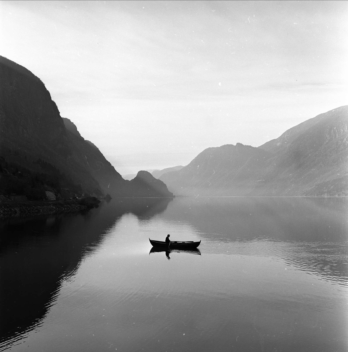 Sandvinvatnet, Odda, Hordaland, 01.10.1962. Fjell og båt på vann.