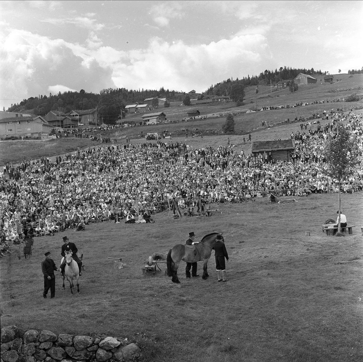 Rauland, Telemark, 07.07.1962. Bygninger, publikum og underholdning.