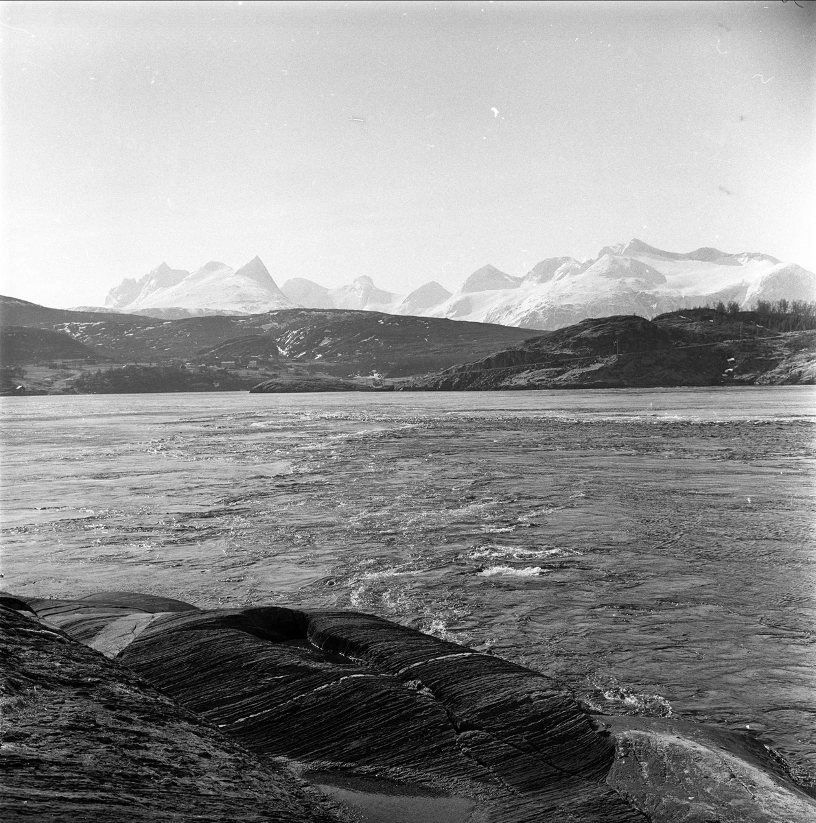 Saltstraumen, Bodø, Nordland, april 1963. Fjordlandskap.