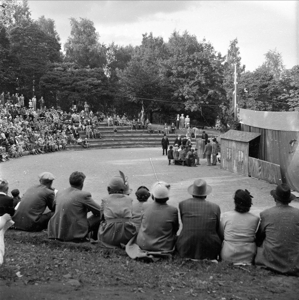 Sarpsborg, Østfold, 16.08.1954. Kulåsparken, mennesker i utendørs amfi.